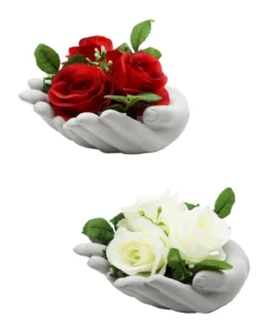 3 BOUTONS DE ROSES EN POT CIMENT MAINS JOINTES D16X7.5XH8CM