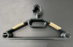 LOT 10 CINTRES PLASTIQUE TETE TOURNANTE