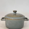 MINI COCOTTE GRIS PORCELAINE EMAIL REACTIF D.10CM