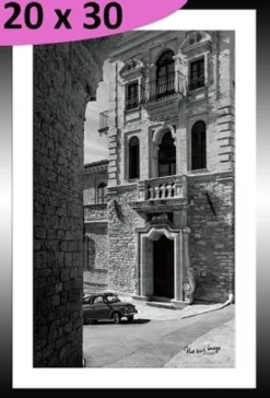 TABLEAU 20 CM X 30 CM BAGUETTE NOIRE  ASSISE EN ITALIE