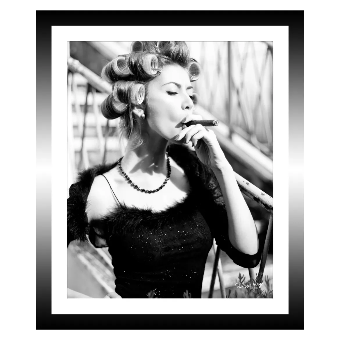 TABLEAU 25X30CM BAGUETTE NOIRE PIN UP CIGARE