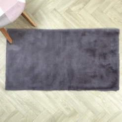 TAPIS IMITATION FOURRURE FIN GRIS 110X60CM